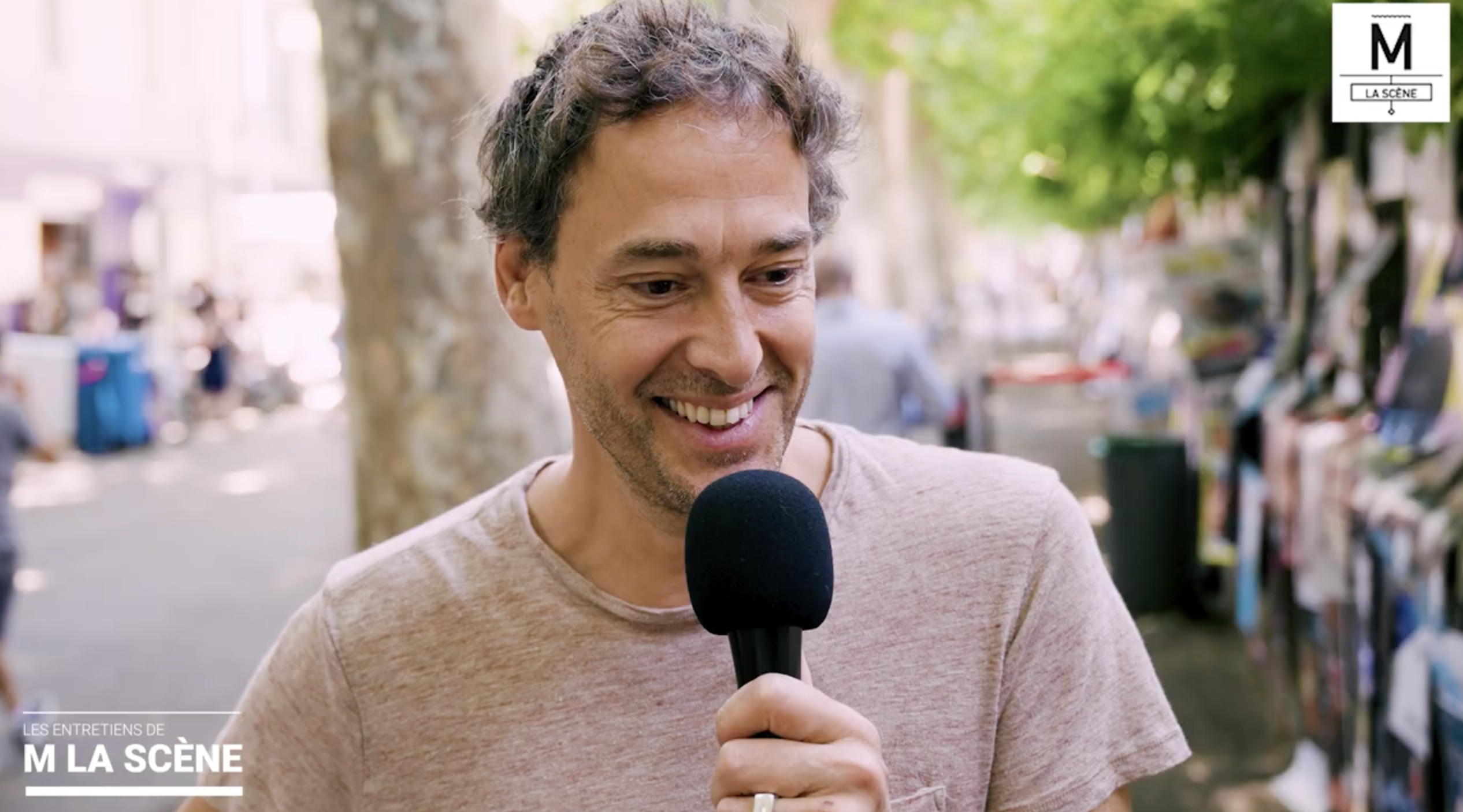 Emmanuel Noblet à Avignon (devant le 11), interview sur « Article 353 du code pénal »